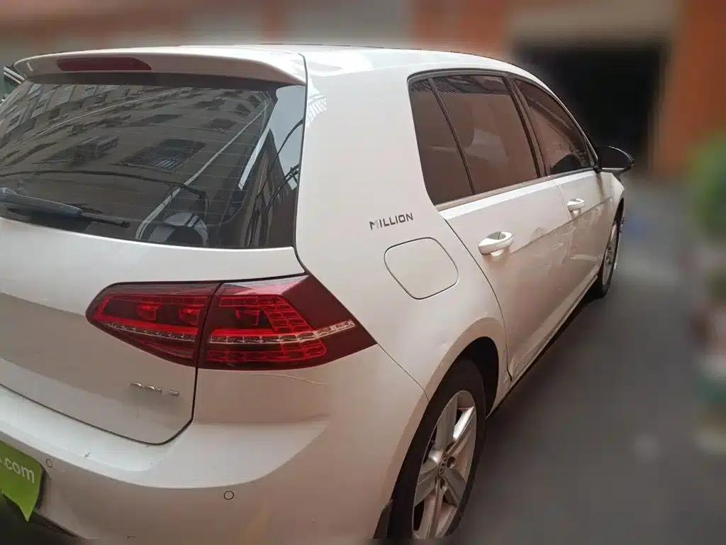 2017 Golf 230TSI Automatic Comfort Millionth Unit Commemorative Edition — миниатюра 4