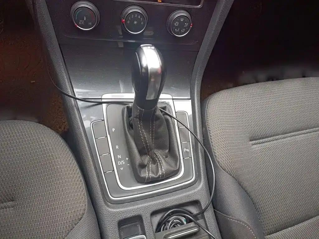 2017 Golf 230TSI Automatic Comfort Millionth Unit Commemorative Edition — миниатюра 10