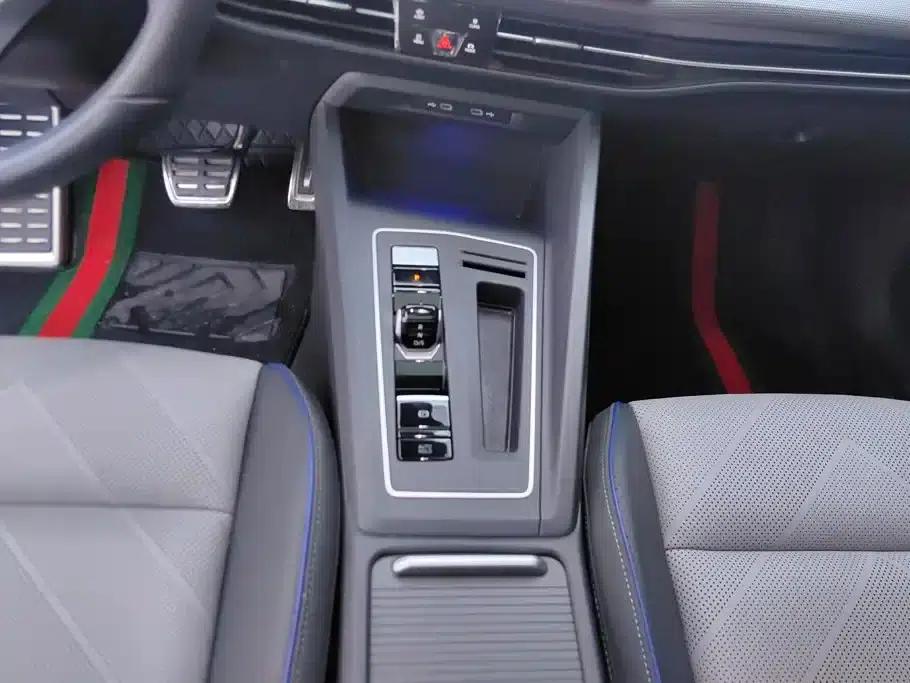 2025 Golf 300TSI R-Line — миниатюра 16