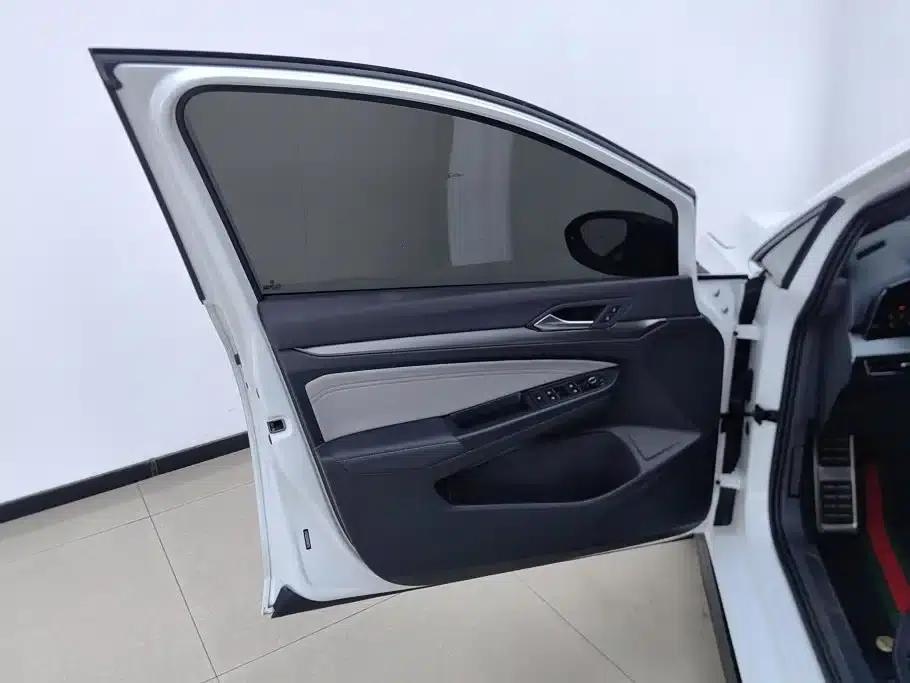 2025 Golf 300TSI R-Line — миниатюра 7