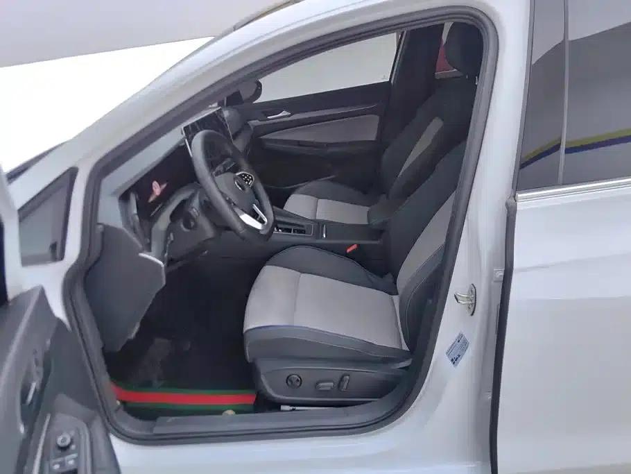 2025 Golf 300TSI R-Line — миниатюра 9