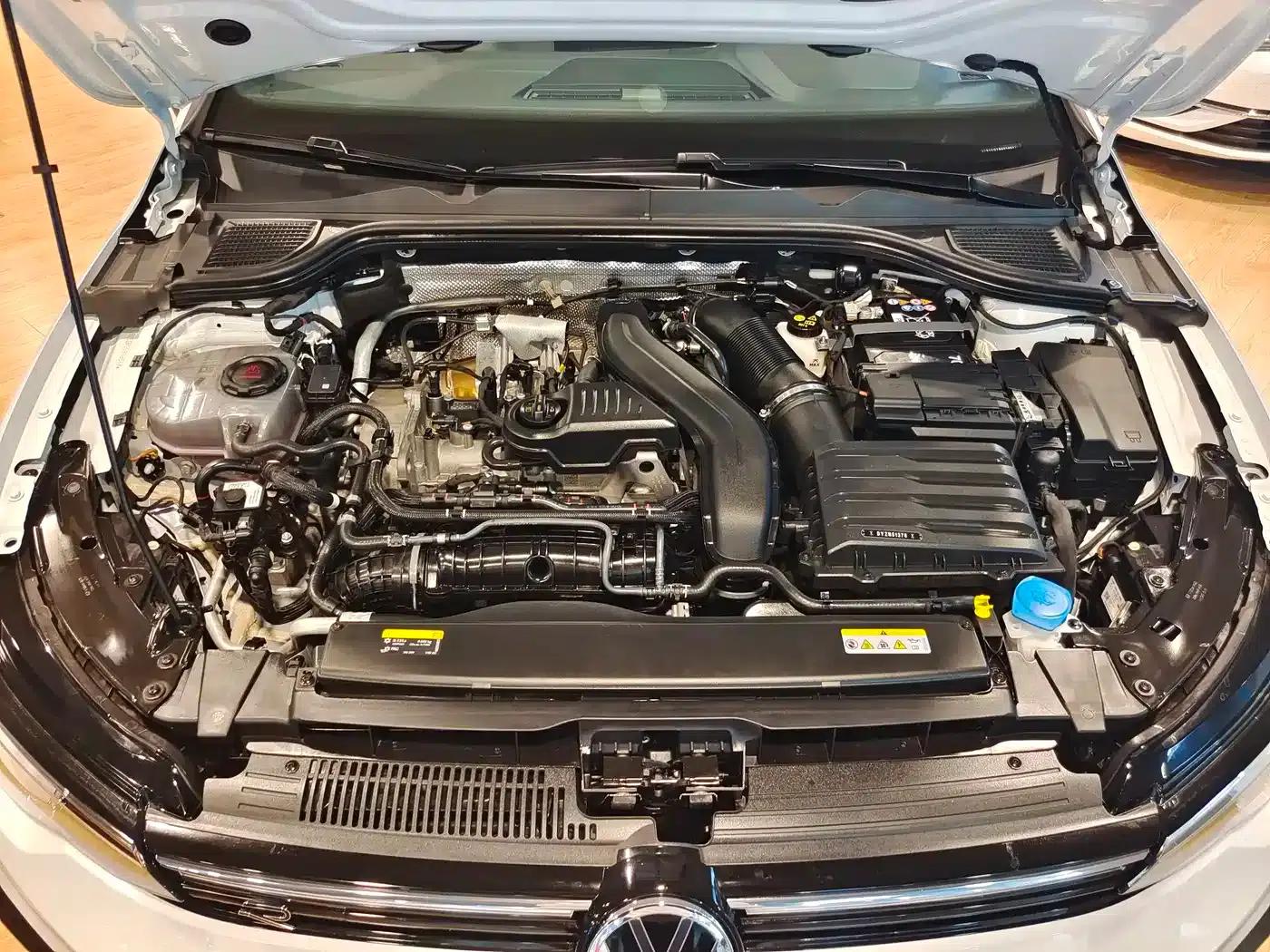 2025 Golf 300TSI R-Line — миниатюра 6