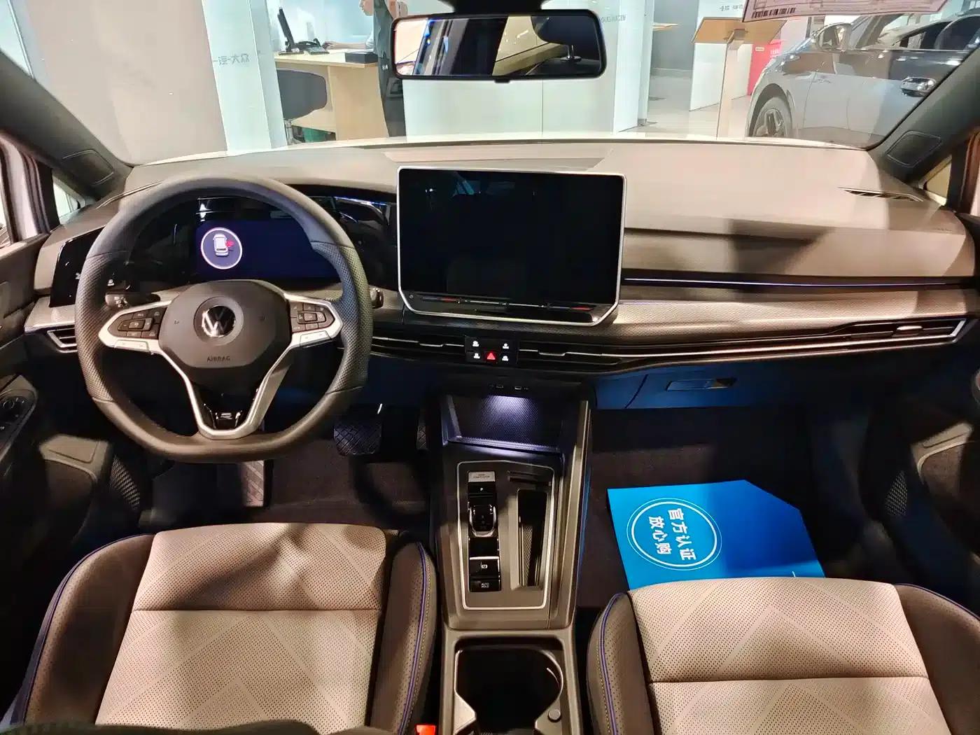 2025 Golf 300TSI R-Line — миниатюра 7