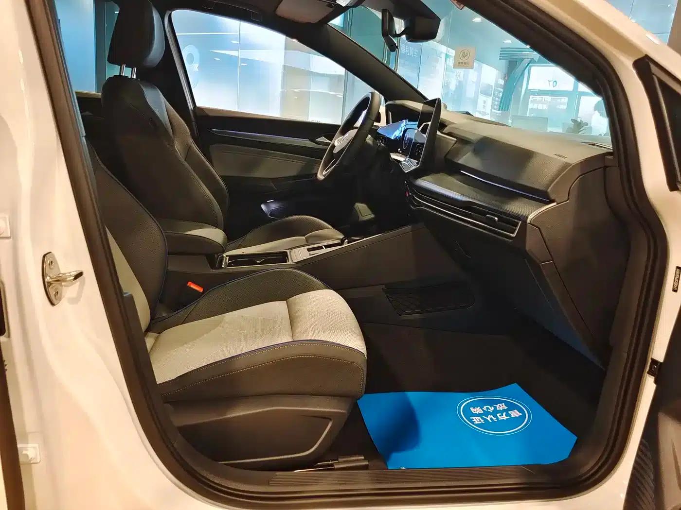 2025 Golf 300TSI R-Line — миниатюра 8