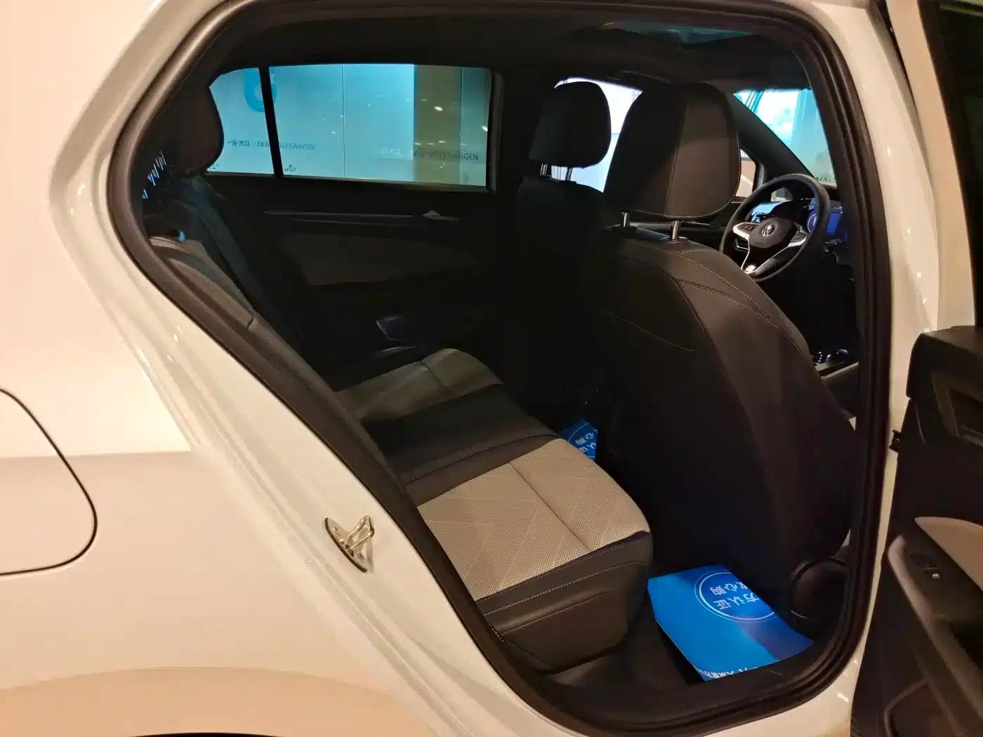2025 Golf 300TSI R-Line — миниатюра 9