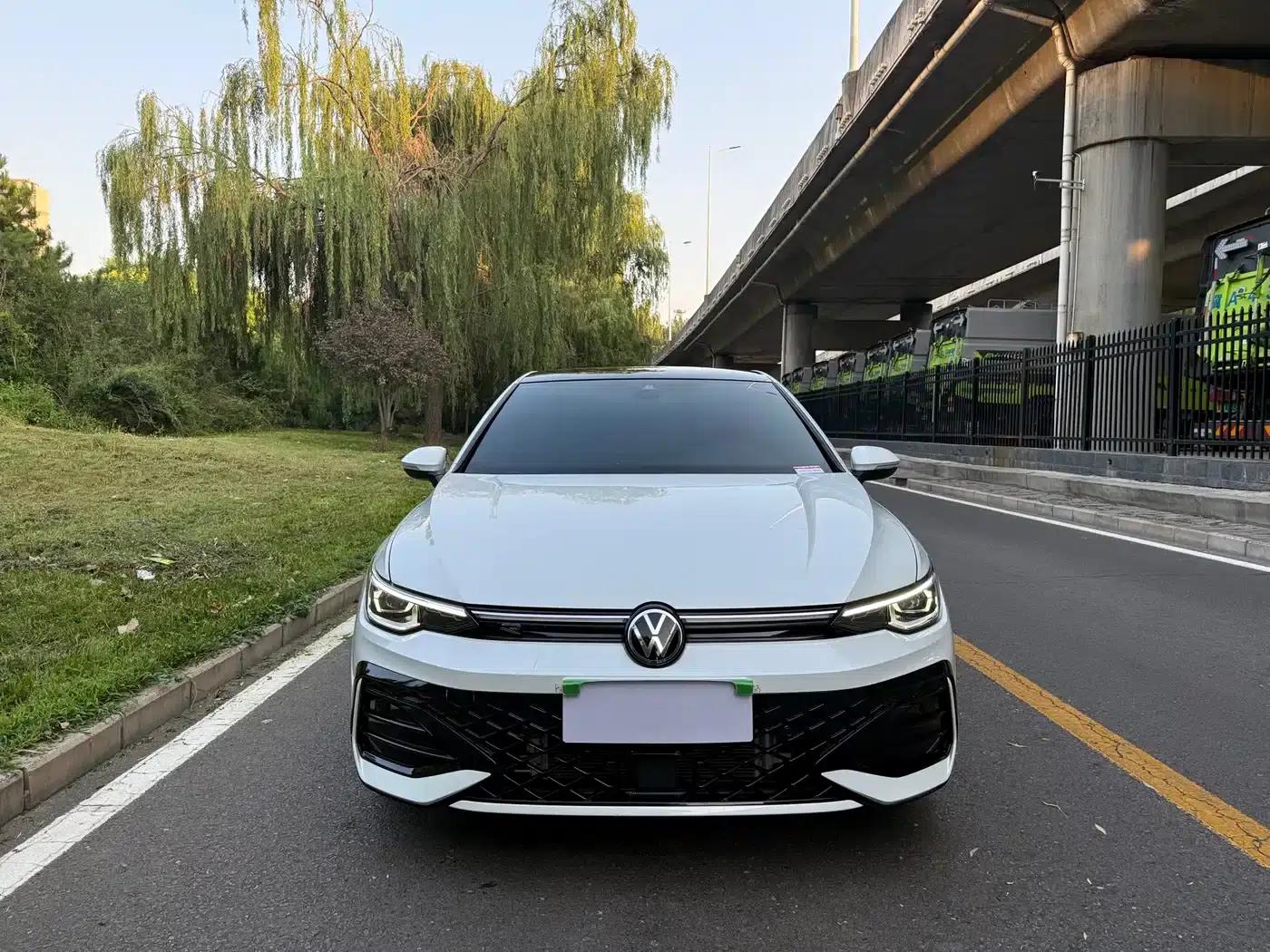 2025 Golf 300TSI R-Line — миниатюра 2
