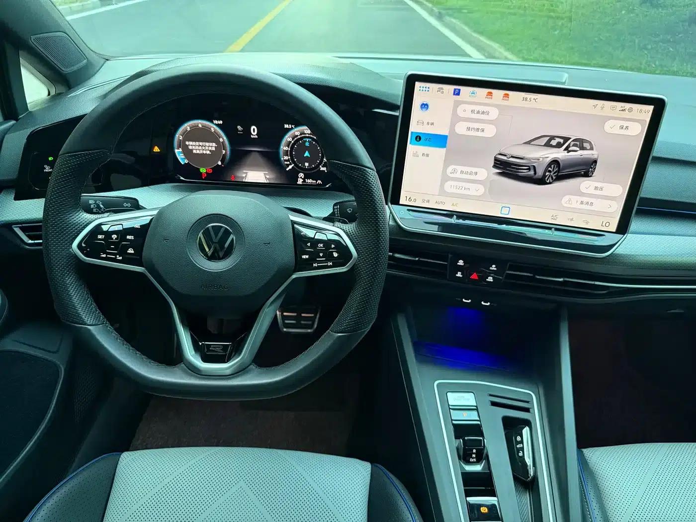 2025 Golf 300TSI R-Line — миниатюра 11