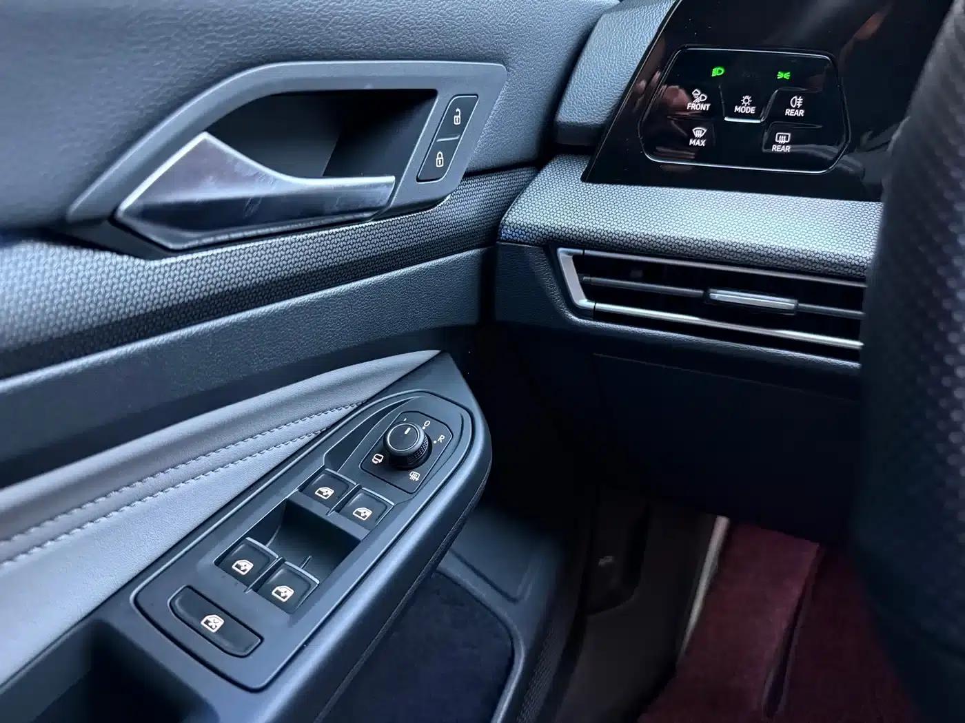 2025 Golf 300TSI R-Line — миниатюра 12