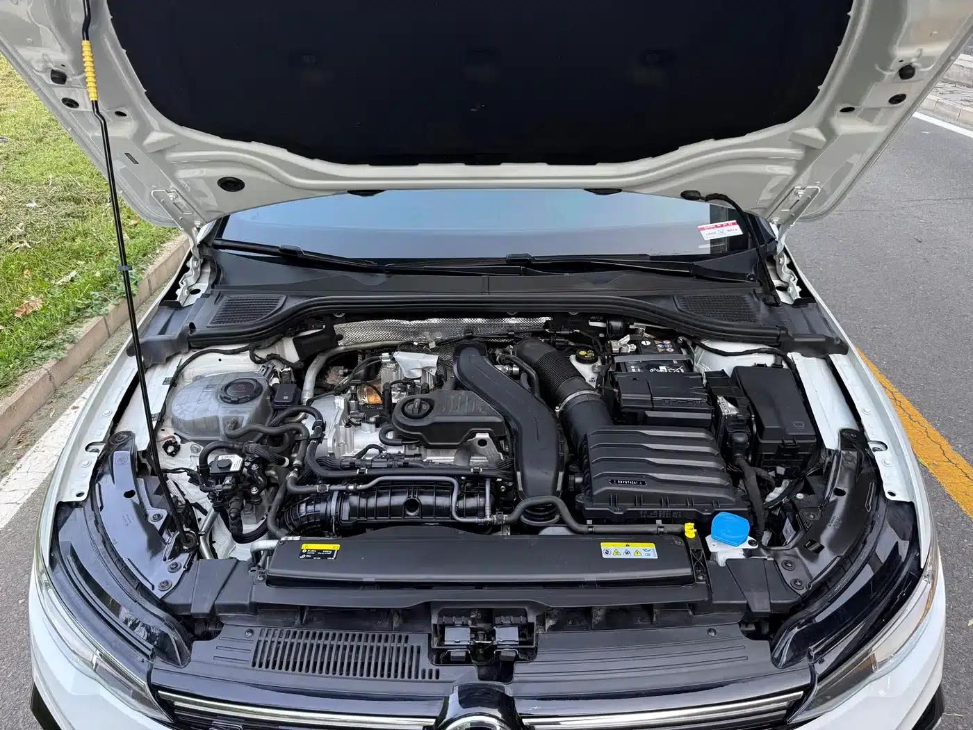 2025 Golf 300TSI R-Line — миниатюра 17