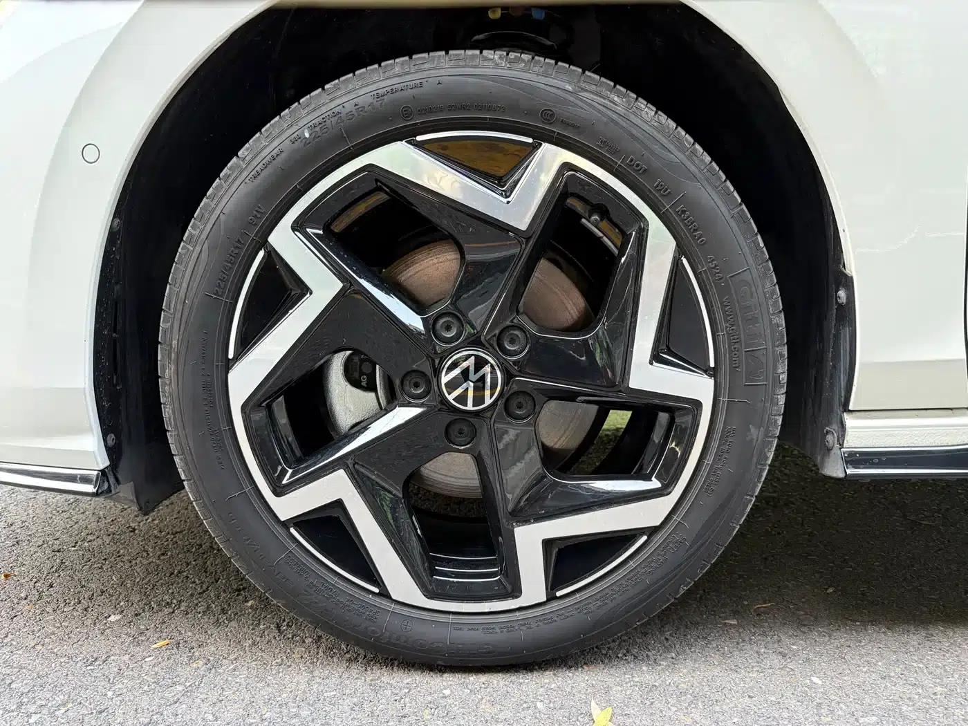 2025 Golf 300TSI R-Line — миниатюра 19