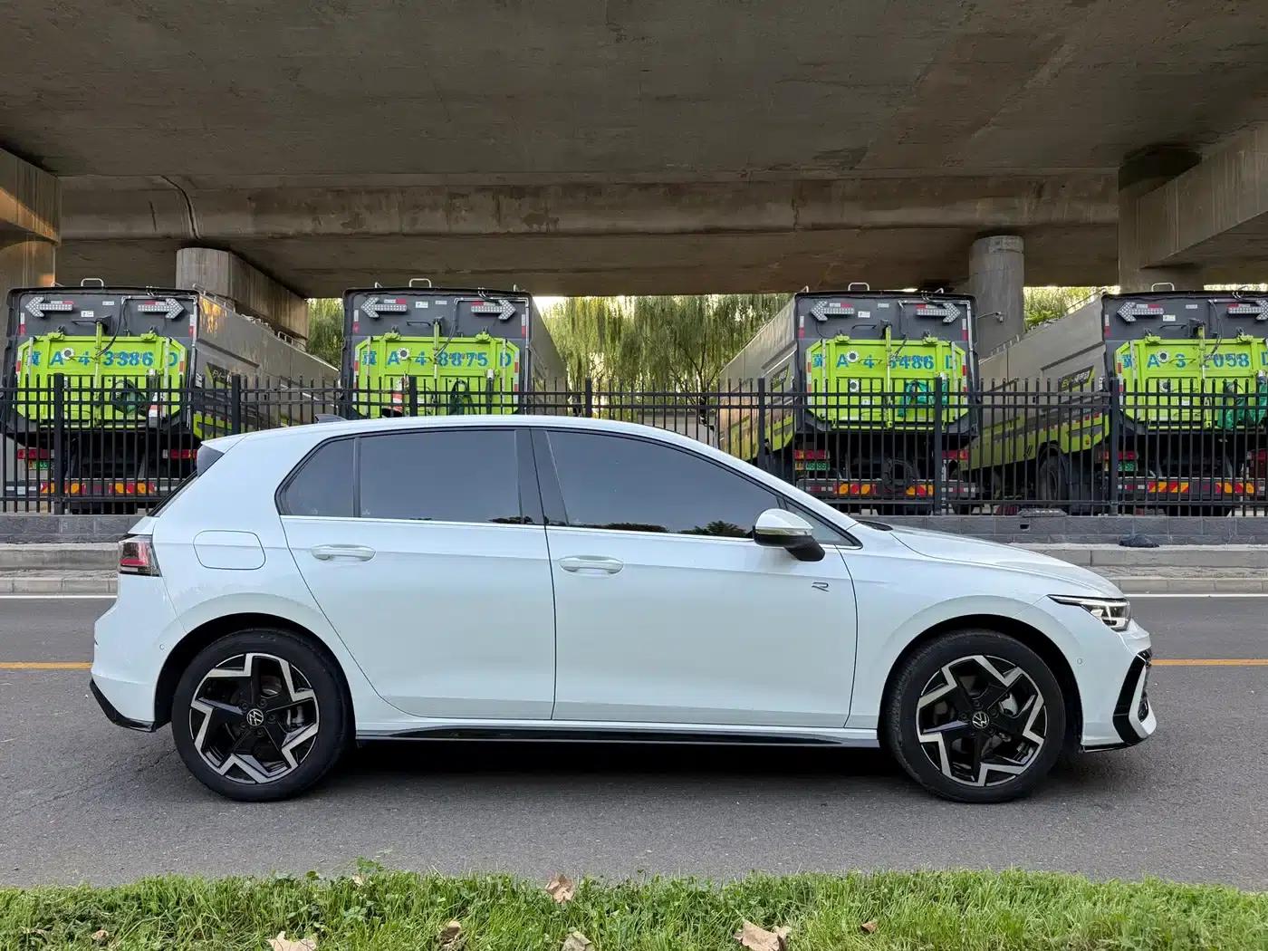 2025 Golf 300TSI R-Line — миниатюра 4