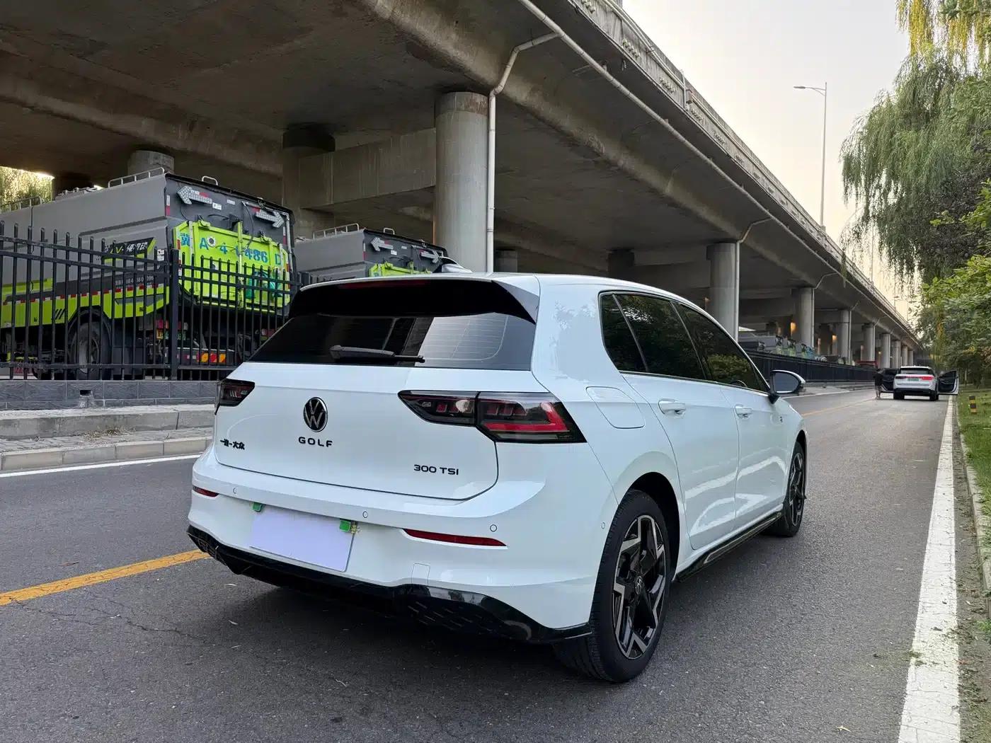 2025 Golf 300TSI R-Line — миниатюра 5