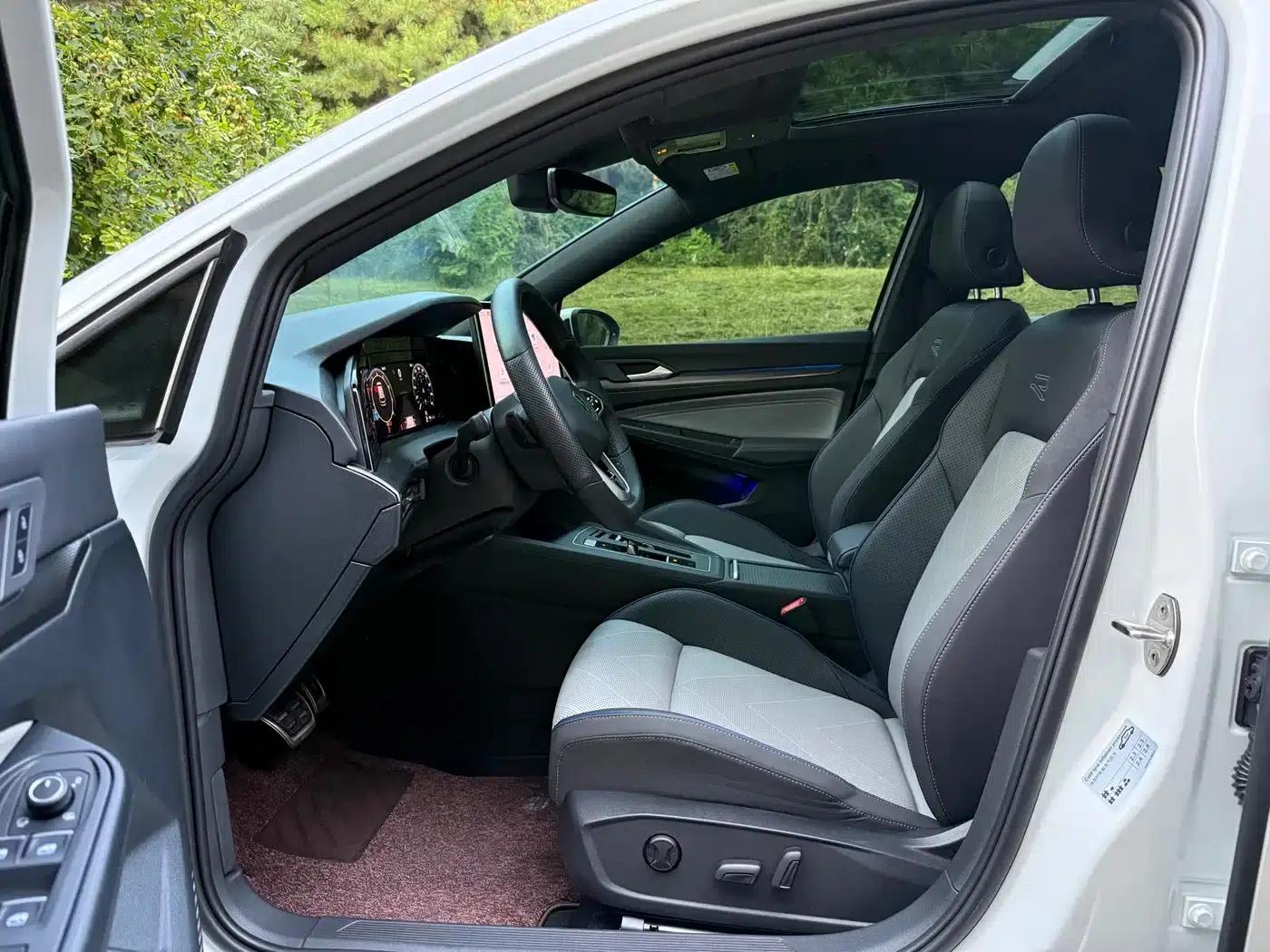 2025 Golf 300TSI R-Line — миниатюра 7