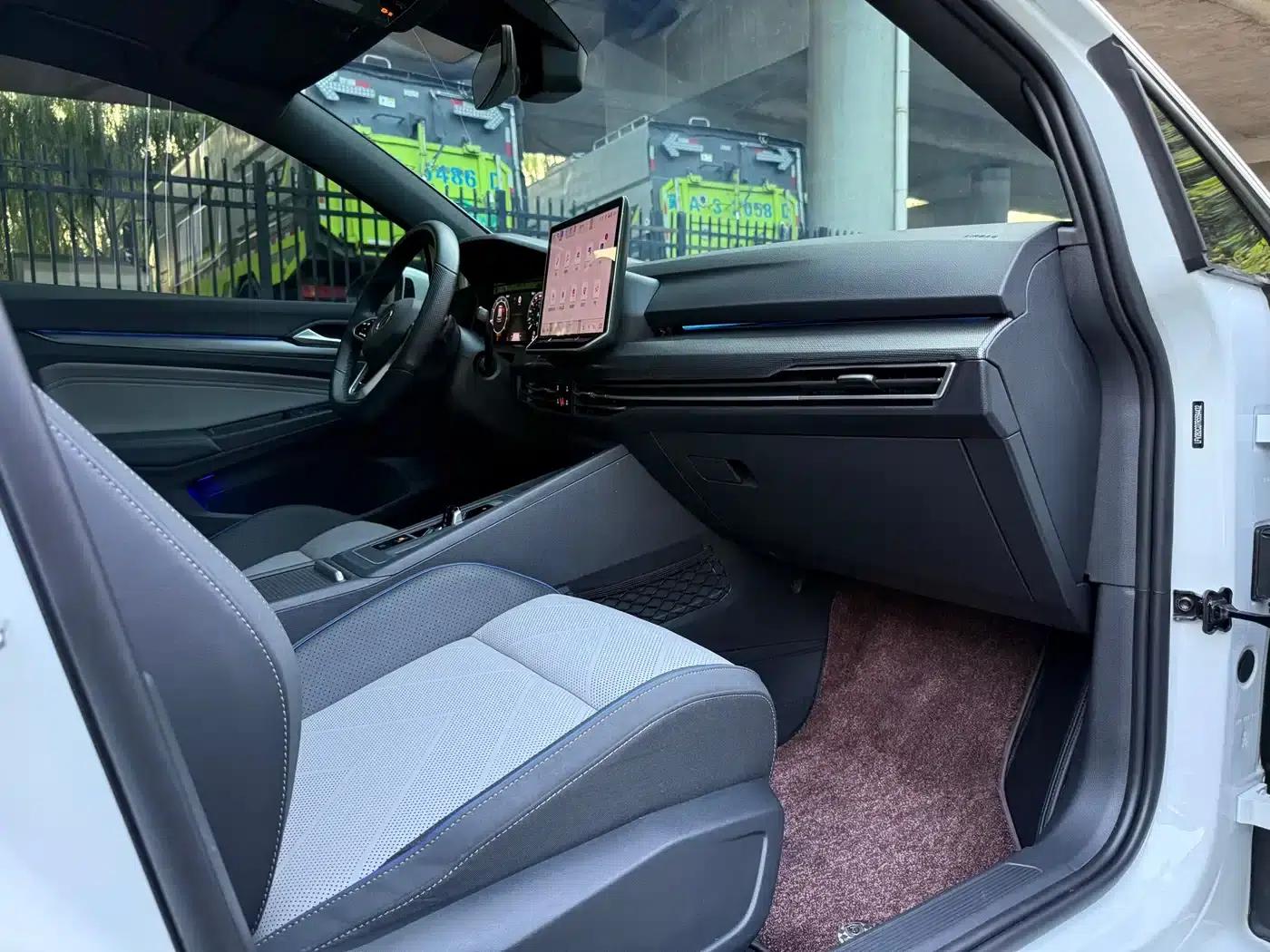 2025 Golf 300TSI R-Line — миниатюра 9