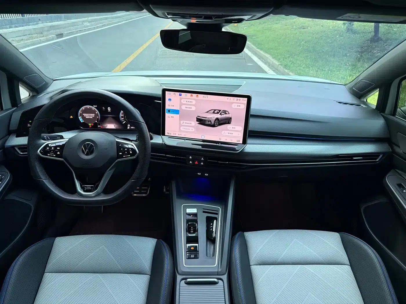 2025 Golf 300TSI R-Line — миниатюра 10