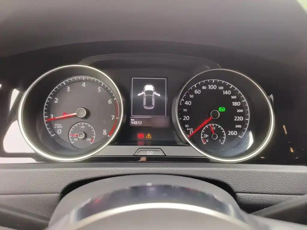 2017 Golf 280TSI Automatic R-Line Millionth Unit Edition — миниатюра 4