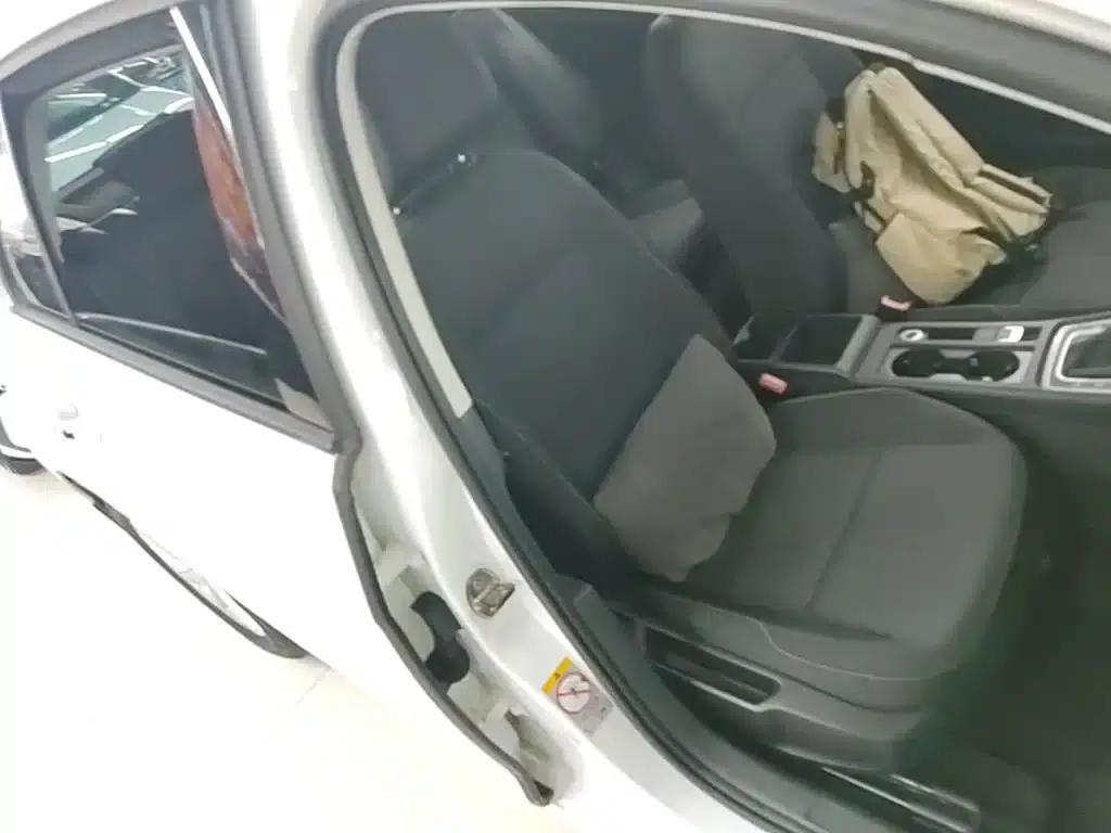 2014 Golf 1.6L Automatic Fashion Edition — миниатюра 25