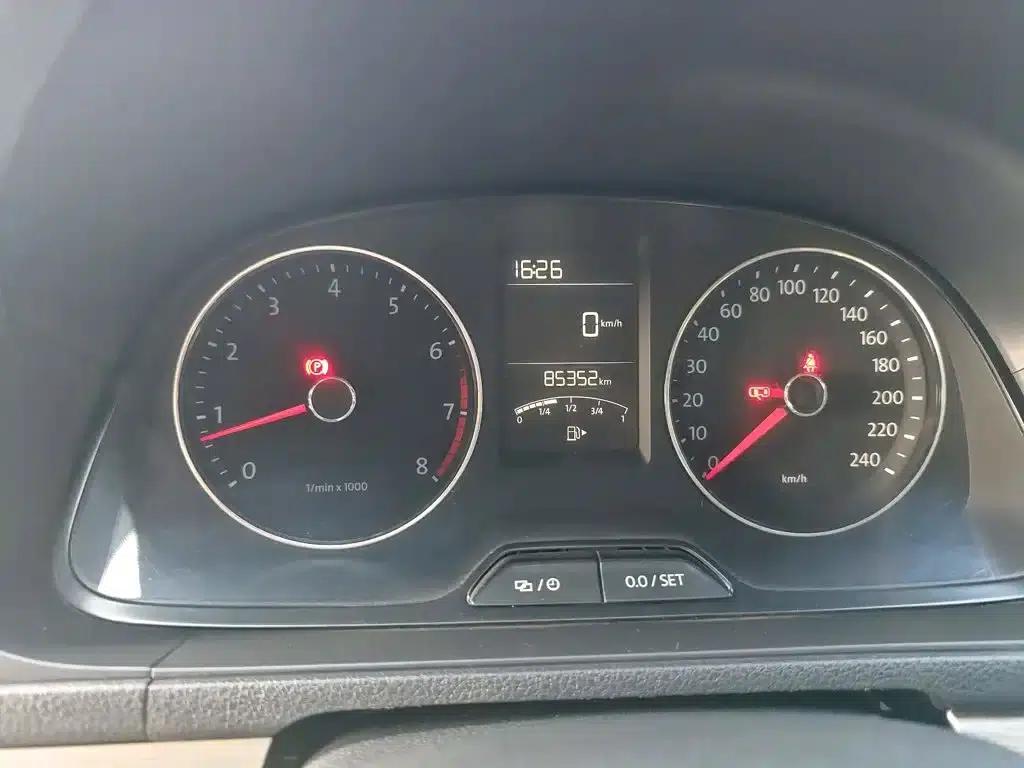 2013 Volkswagen Lavida Classic Facelift 1.6L Manual Comfort Edition — миниатюра 10