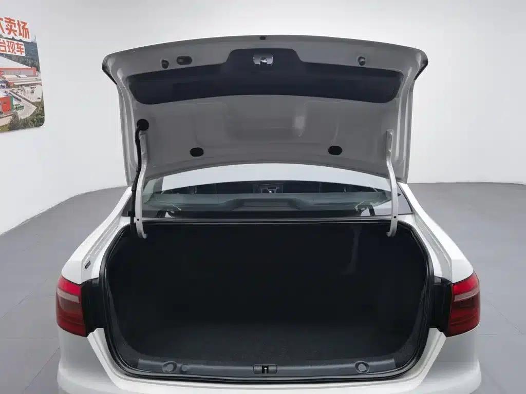 2013 Volkswagen Lavida Classic Facelift 1.6L Automatic Comfort Edition — миниатюра 16