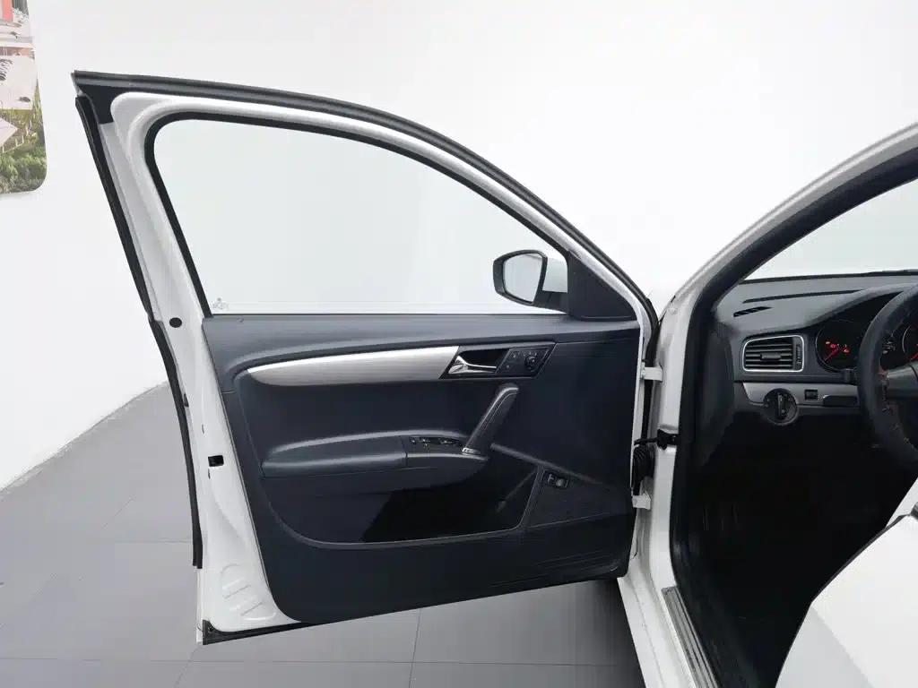 2013 Volkswagen Lavida Classic Facelift 1.6L Automatic Comfort Edition — миниатюра 8