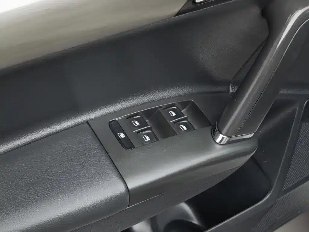 2013 Volkswagen Lavida Classic Facelift 1.6L Automatic Comfort Edition — миниатюра 9