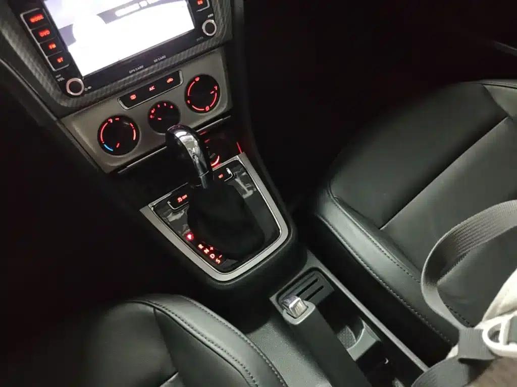 2013 Volkswagen Lavida Classic Facelift 1.6L Automatic Comfort Edition — миниатюра 14
