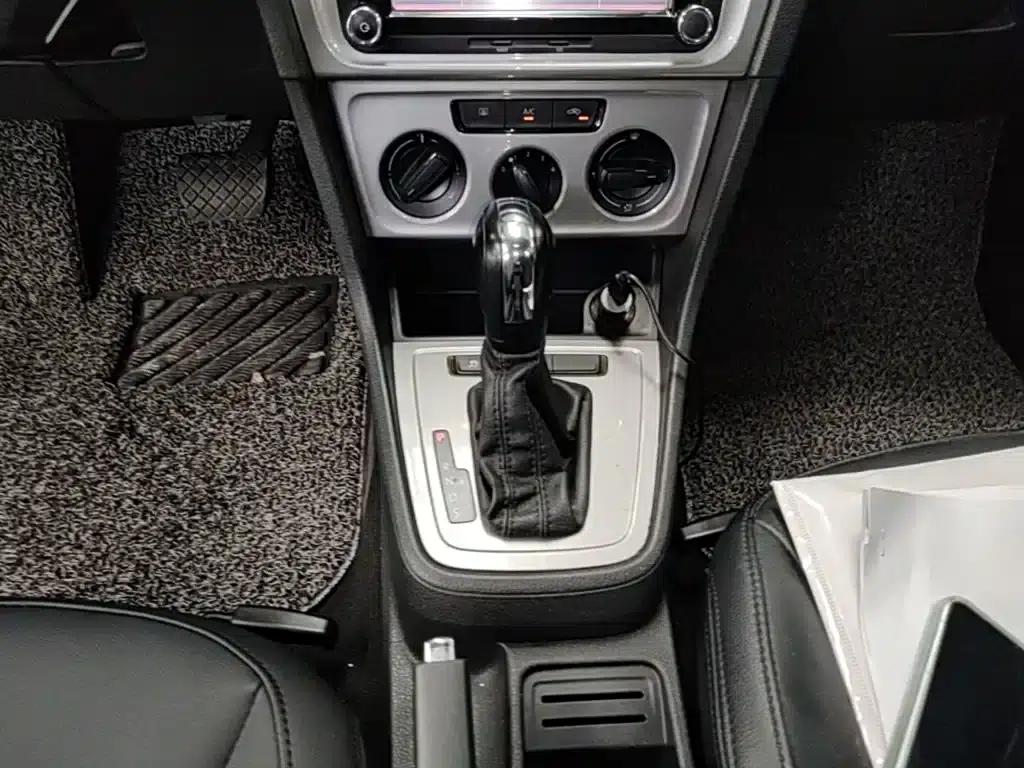 2013 Volkswagen Lavida Classic Facelift 1.6L Automatic Fashion Edition — миниатюра 14