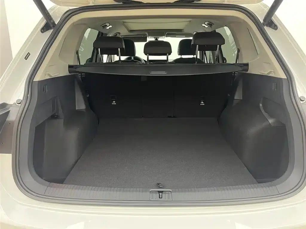 Tiguan L 2024 Outstanding Edition 330TSI Automatic 2WD R-Line Dragon Edition — миниатюра 11