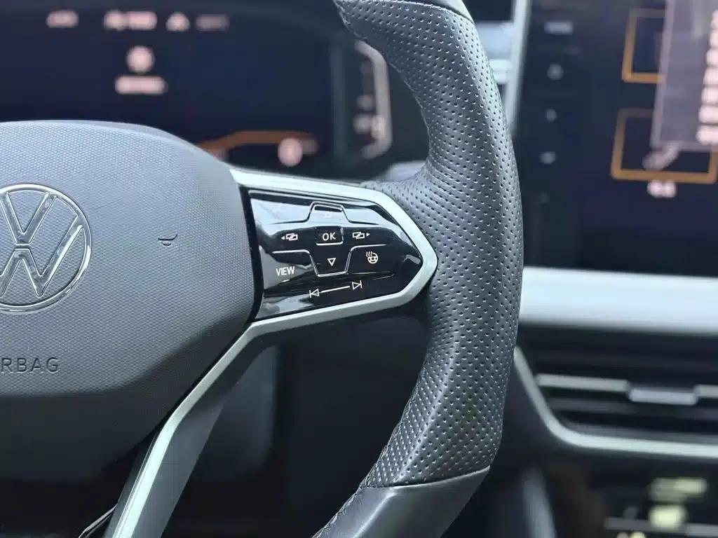 Tiguan L 2022 380TSI Automatic 4WD R-Line Premium Edition 7-Seater — миниатюра 22