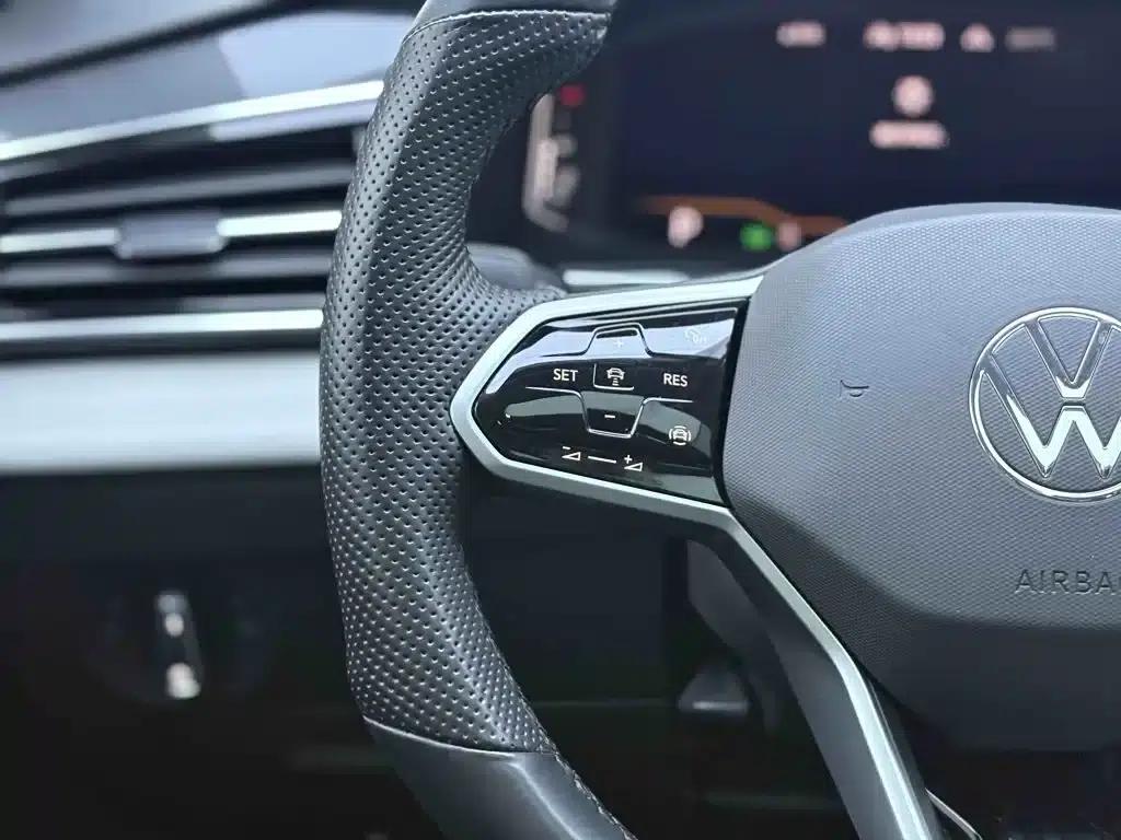 Tiguan L 2022 380TSI Automatic 4WD R-Line Premium Edition 7-Seater — миниатюра 23