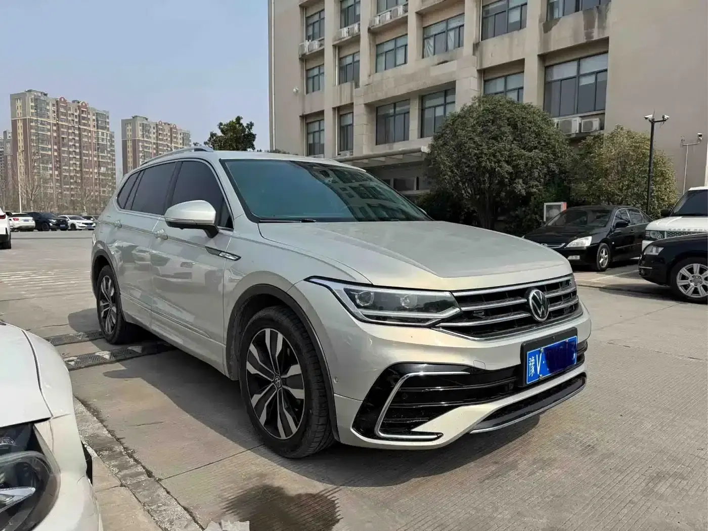 Tiguan L 2022 330TSI Automatic 2WD R-Line Premium Edition — миниатюра 3