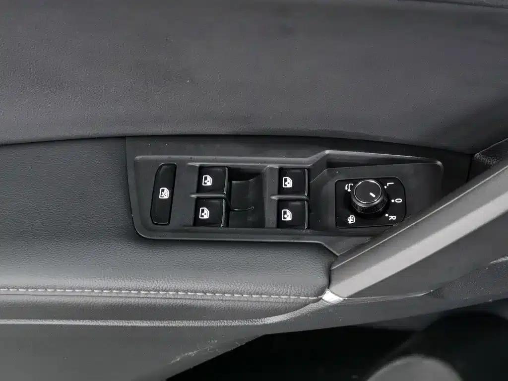 Tiguan L 2021 330TSI Automatic 2WD R-Line Flagship Edition — миниатюра 9