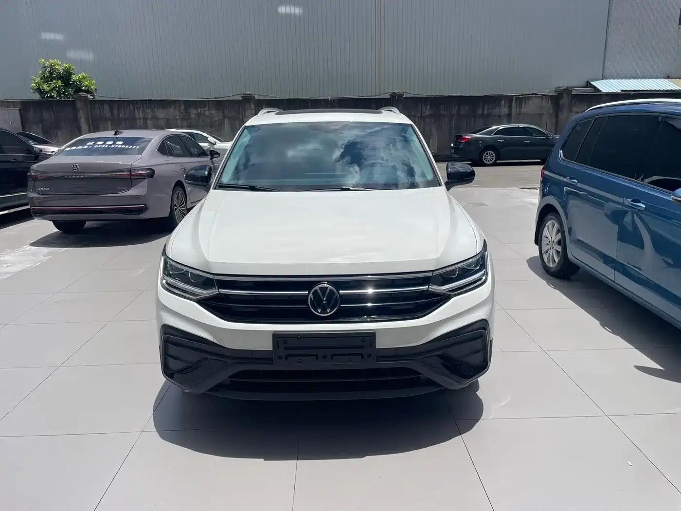Tiguan L 2025 Outstanding Edition 300TSI Automatic 2WD Dragon Edition — миниатюра 2