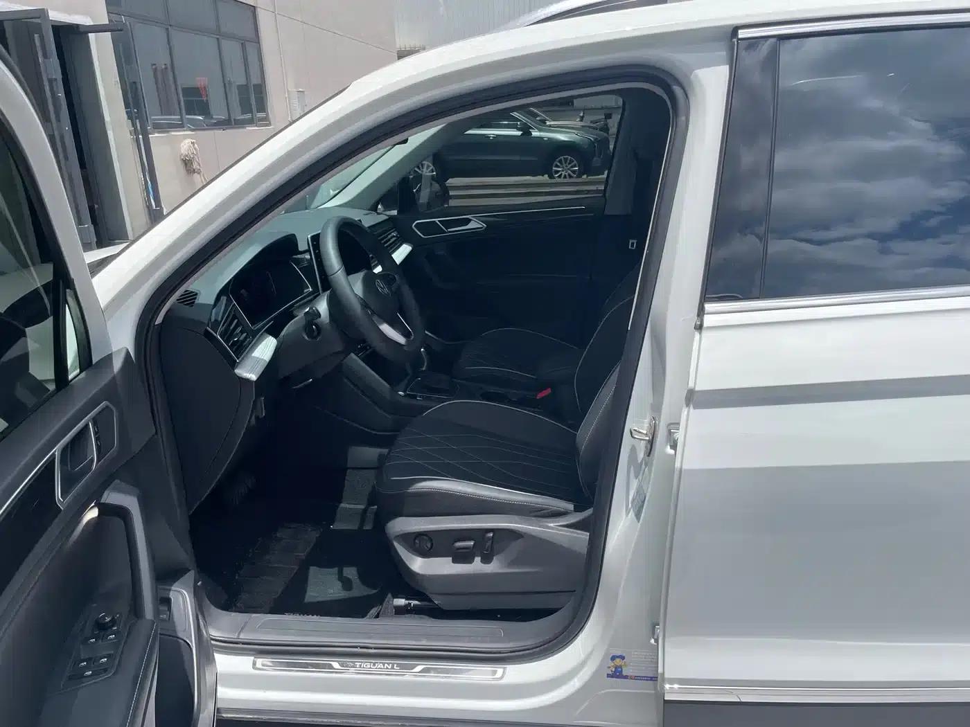 Tiguan L 2025 Outstanding Edition 300TSI Automatic 2WD Dragon Edition — миниатюра 5