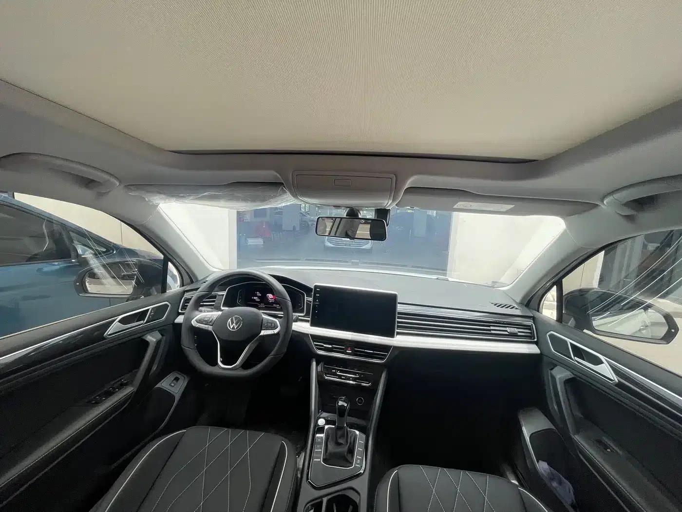 Tiguan L 2025 Outstanding Edition 300TSI Automatic 2WD Dragon Edition — миниатюра 9