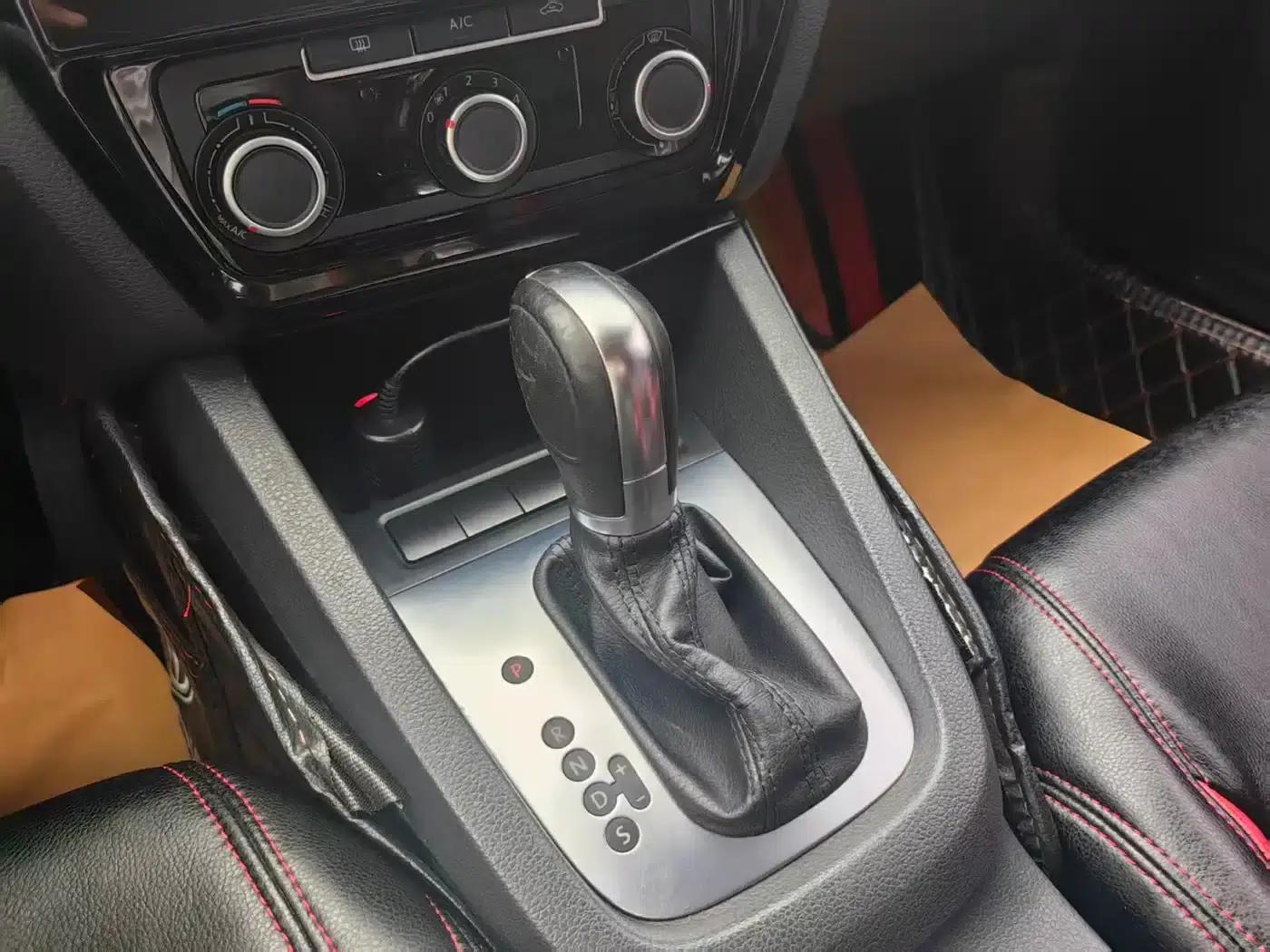2014 Volkswagen Sagitar Facelift 1.6L Automatic Comfort Model — миниатюра 16