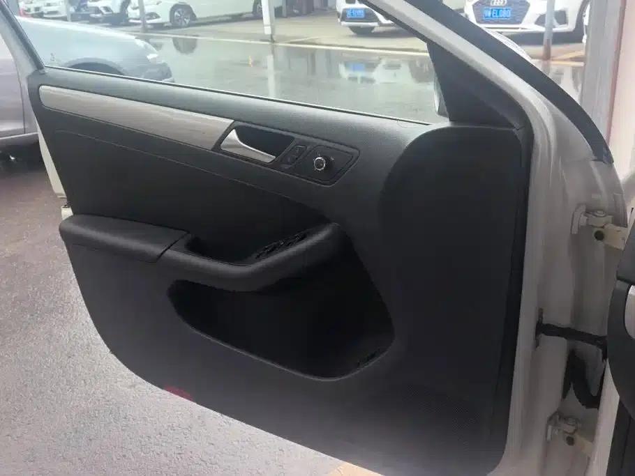 2012 Volkswagen Sagitar 1.6L Automatic Comfort Model — миниатюра 7