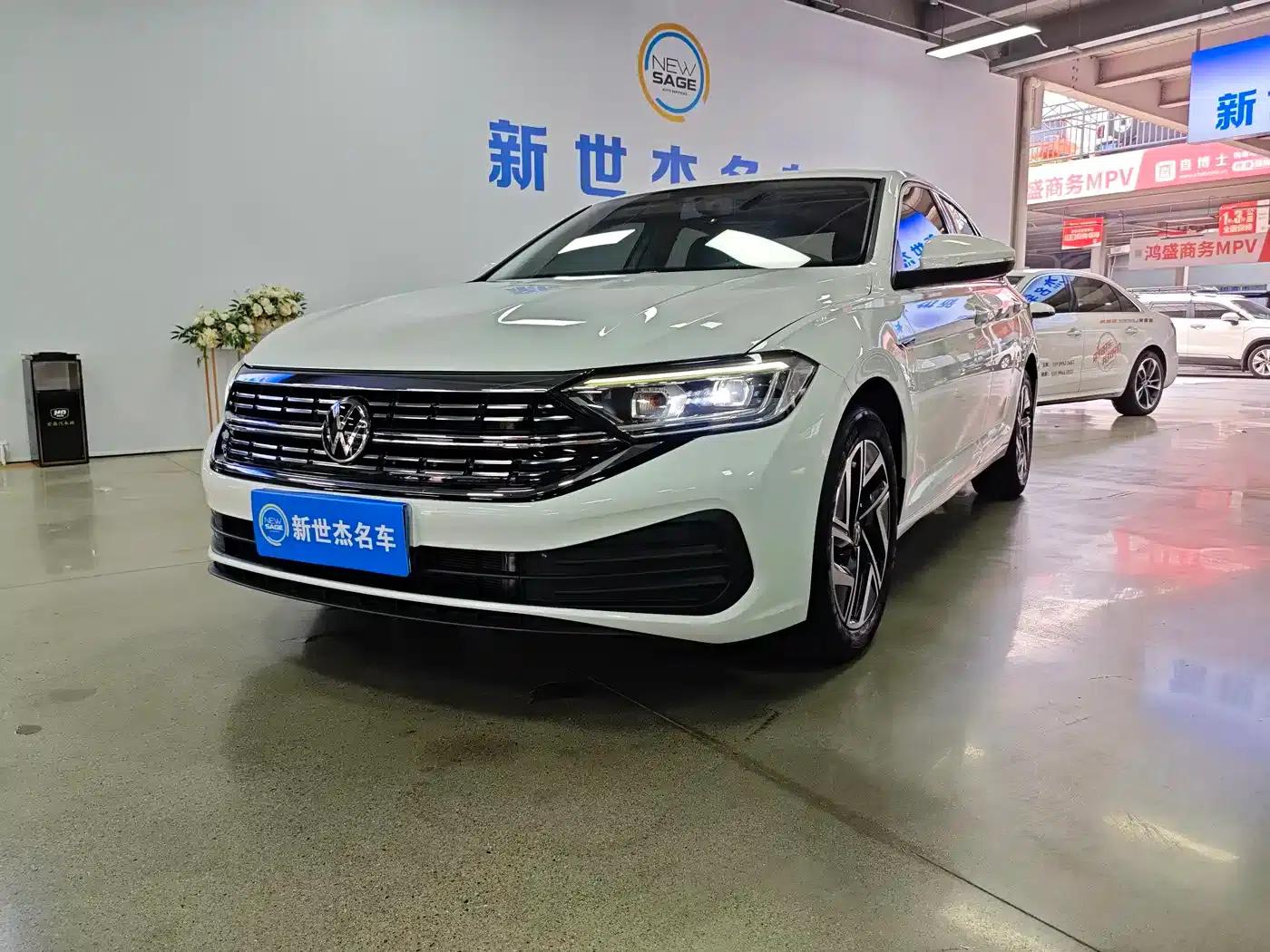 2023 Volkswagen Sagitar 300TSI DSG Flying Edition — миниатюра 1