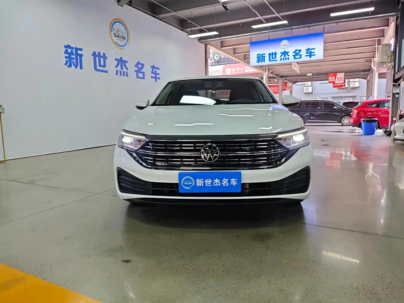 2023 Volkswagen Sagitar 300TSI DSG Flying Edition — миниатюра 2