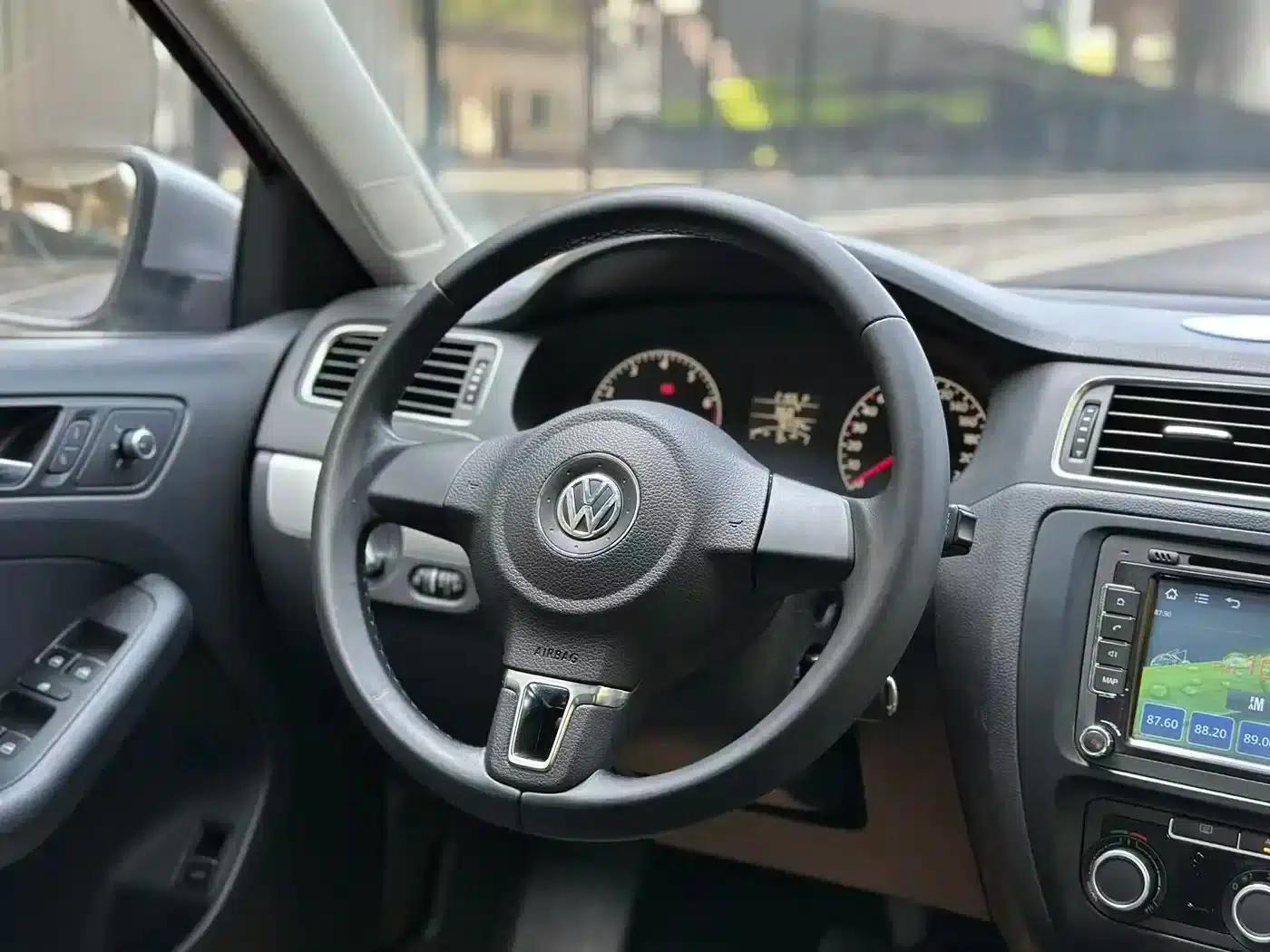 2014 Volkswagen Sagitar Facelift 1.6L Automatic Comfort Model — миниатюра 11