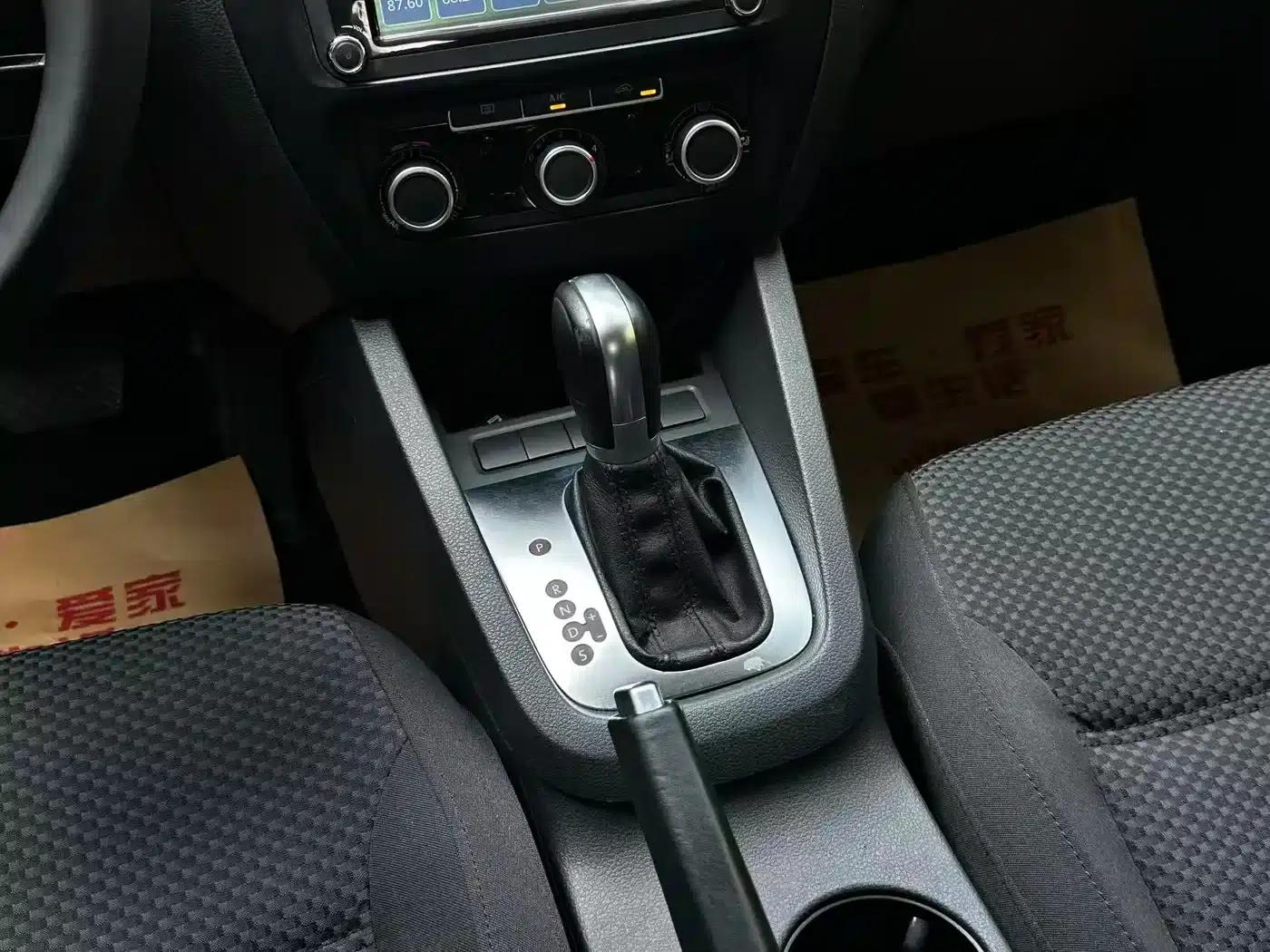 2014 Volkswagen Sagitar Facelift 1.6L Automatic Comfort Model — миниатюра 13