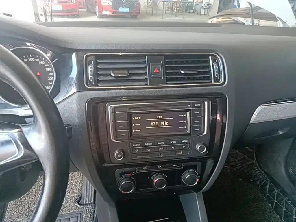 2015 Volkswagen Sagitar 230TSI Manual Comfort Edition — миниатюра 13