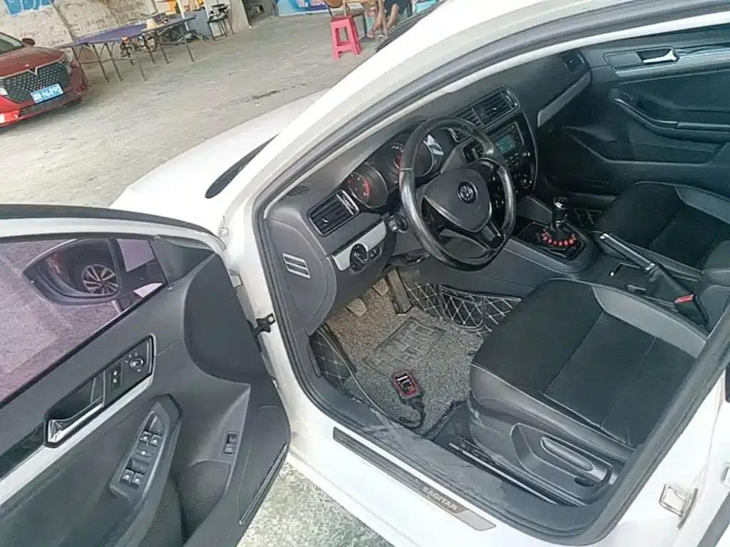 2015 Volkswagen Sagitar 230TSI Manual Comfort Edition — миниатюра 16