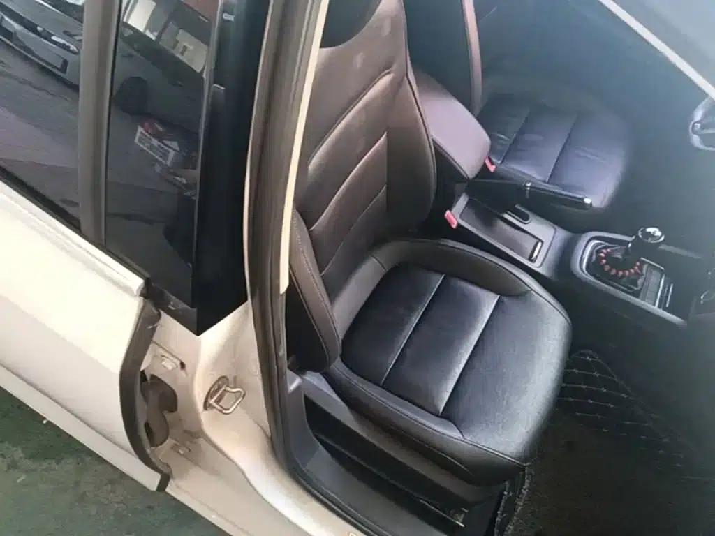 2015 Volkswagen Sagitar 230TSI Manual Comfort Edition — миниатюра 25