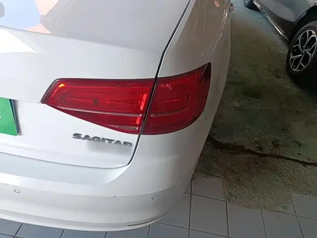 2015 Volkswagen Sagitar 230TSI Manual Comfort Edition — миниатюра 8