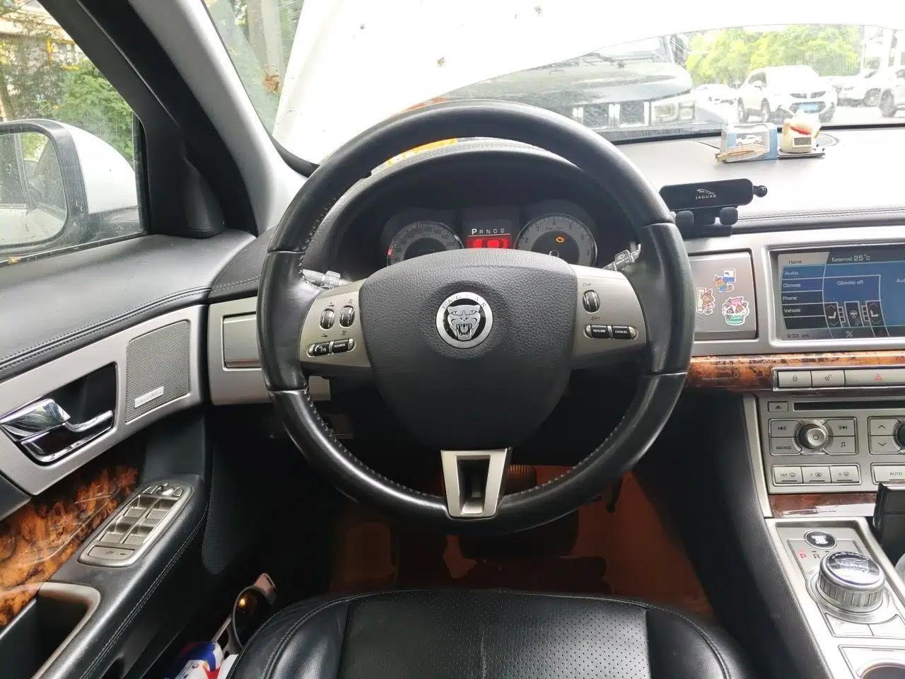 Jaguar XF 2011 XF 3.0 V6 75th Anniversary Edition — миниатюра 10