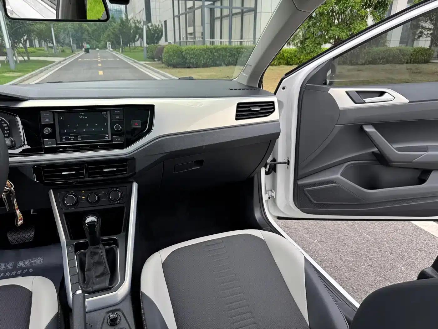 2019 Polo Plus 1.5L Automatic Colorful Technology Edition — миниатюра 17