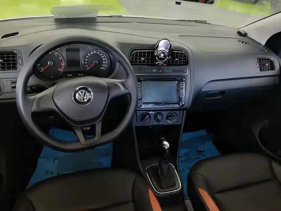 2016 Polo 1.4L Automatic Fashion Edition — миниатюра 12