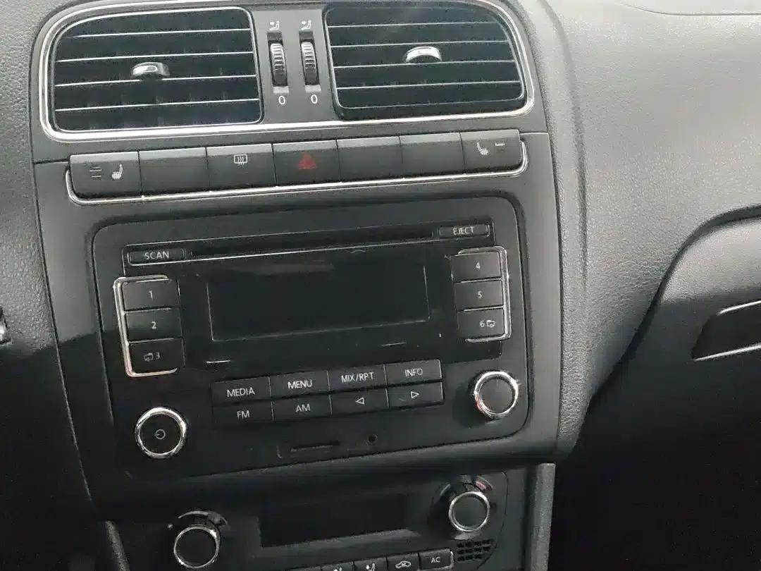 2011 Polo 1.4L Automatic Premium Edition — миниатюра 14