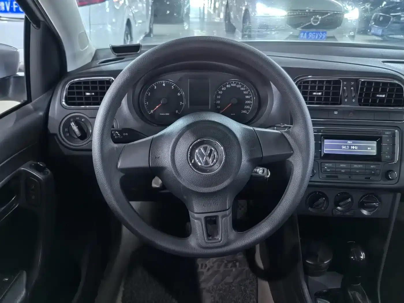 2013 Polo 1.6L Automatic Comfort Edition — миниатюра 7